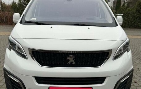 Peugeot Traveller I, 2018 год, 1 950 000 рублей, 3 фотография