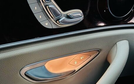 Mercedes-Benz E-Класс, 2019 год, 3 400 000 рублей, 29 фотография