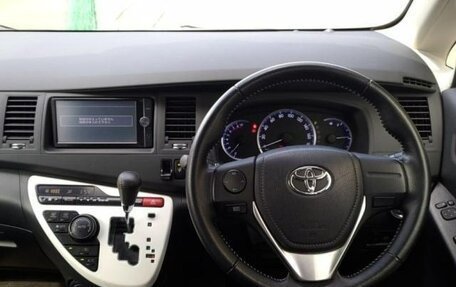 Toyota ISis I, 2013 год, 1 150 000 рублей, 6 фотография