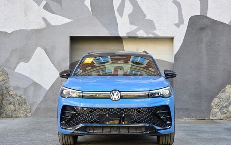 Volkswagen Tiguan, 2024 год, 4 300 000 рублей, 2 фотография