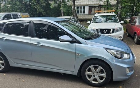 Hyundai Solaris II рестайлинг, 2011 год, 660 000 рублей, 2 фотография