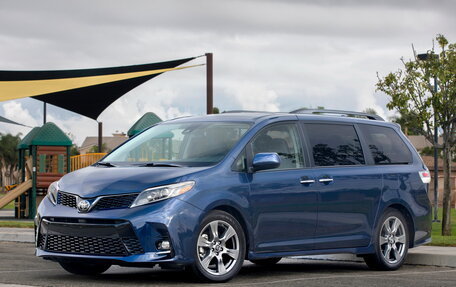 Toyota Sienna III, 2018 год, 3 300 000 рублей, 1 фотография
