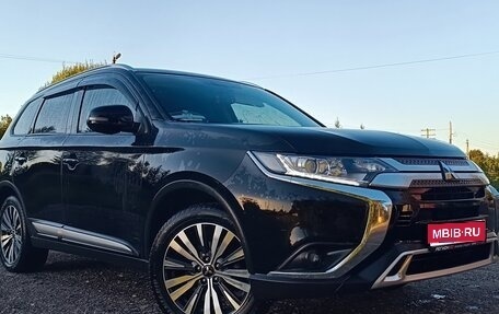 Mitsubishi Outlander III рестайлинг 3, 2020 год, 2 600 000 рублей, 1 фотография