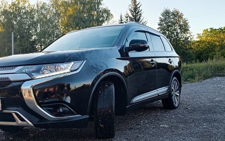Mitsubishi Outlander III рестайлинг 3, 2020 год, 2 600 000 рублей, 5 фотография