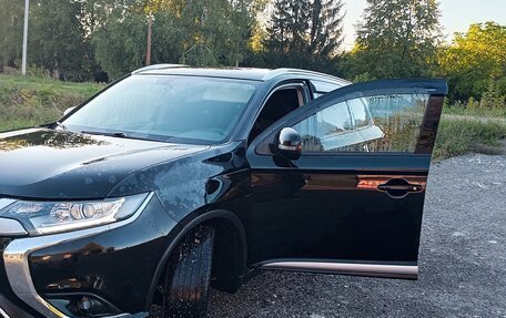 Mitsubishi Outlander III рестайлинг 3, 2020 год, 2 600 000 рублей, 3 фотография