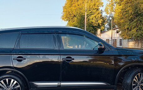 Mitsubishi Outlander III рестайлинг 3, 2020 год, 2 600 000 рублей, 8 фотография