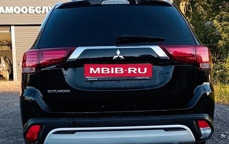 Mitsubishi Outlander III рестайлинг 3, 2020 год, 2 600 000 рублей, 10 фотография