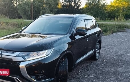 Mitsubishi Outlander III рестайлинг 3, 2020 год, 2 600 000 рублей, 2 фотография