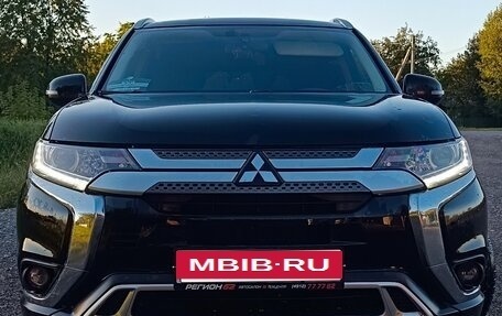 Mitsubishi Outlander III рестайлинг 3, 2020 год, 2 600 000 рублей, 6 фотография