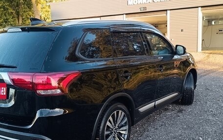 Mitsubishi Outlander III рестайлинг 3, 2020 год, 2 600 000 рублей, 7 фотография