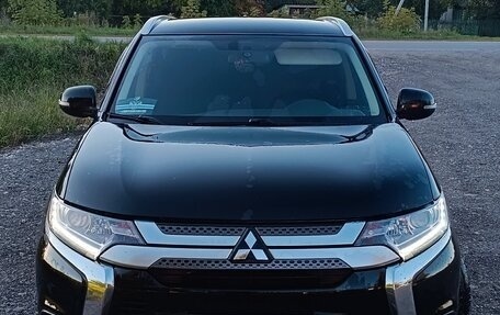 Mitsubishi Outlander III рестайлинг 3, 2020 год, 2 600 000 рублей, 4 фотография