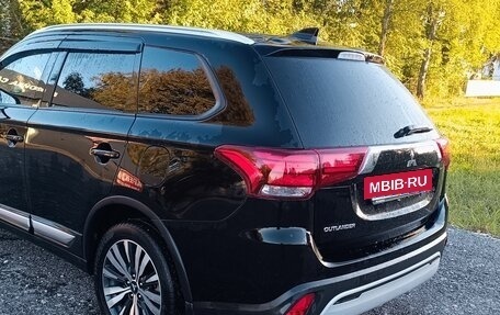 Mitsubishi Outlander III рестайлинг 3, 2020 год, 2 600 000 рублей, 9 фотография