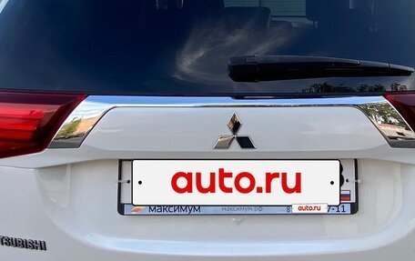 Mitsubishi Outlander III рестайлинг 3, 2018 год, 2 400 000 рублей, 4 фотография