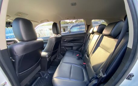 Mitsubishi Outlander III рестайлинг 3, 2018 год, 2 400 000 рублей, 8 фотография