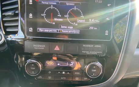 Mitsubishi Outlander III рестайлинг 3, 2018 год, 2 400 000 рублей, 15 фотография