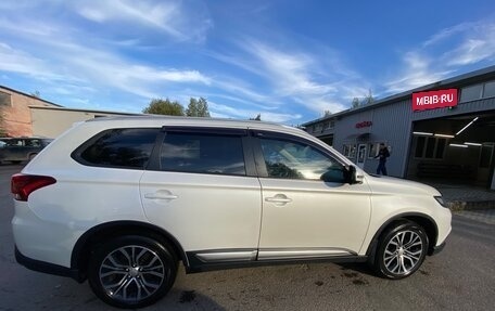Mitsubishi Outlander III рестайлинг 3, 2018 год, 2 400 000 рублей, 11 фотография
