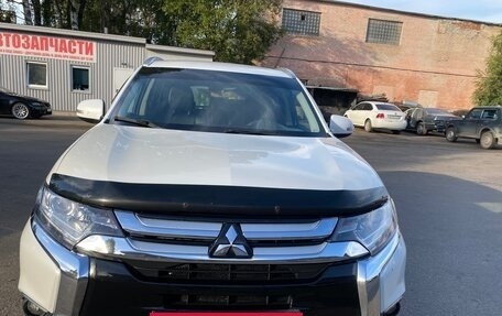 Mitsubishi Outlander III рестайлинг 3, 2018 год, 2 400 000 рублей, 10 фотография