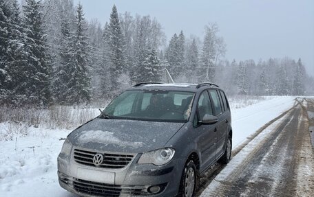 Volkswagen Touran III, 2010 год, 690 000 рублей, 3 фотография