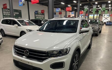 Volkswagen T-Roc I, 2021 год, 2 090 000 рублей, 2 фотография