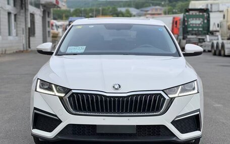 Skoda Octavia IV, 2022 год, 2 100 000 рублей, 1 фотография
