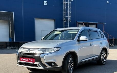 Mitsubishi Outlander III рестайлинг 3, 2018 год, 2 155 000 рублей, 2 фотография