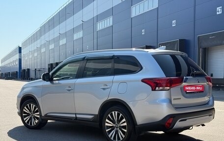 Mitsubishi Outlander III рестайлинг 3, 2018 год, 2 155 000 рублей, 4 фотография
