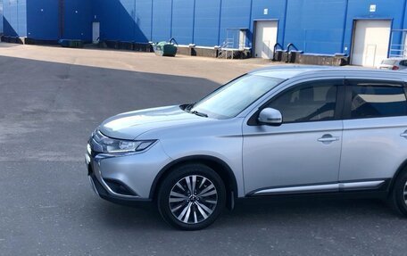 Mitsubishi Outlander III рестайлинг 3, 2018 год, 2 155 000 рублей, 15 фотография