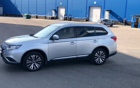 Mitsubishi Outlander III рестайлинг 3, 2018 год, 2 155 000 рублей, 16 фотография