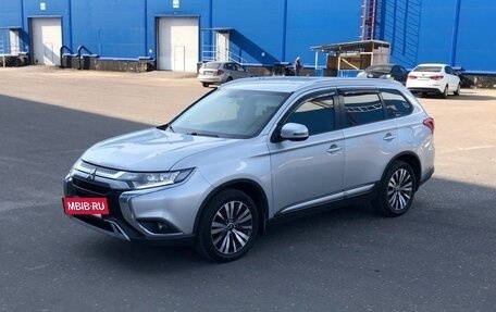 Mitsubishi Outlander III рестайлинг 3, 2018 год, 2 155 000 рублей, 14 фотография
