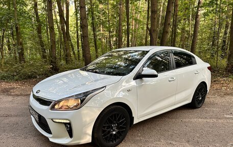 KIA Rio IV, 2018 год, 999 000 рублей, 2 фотография
