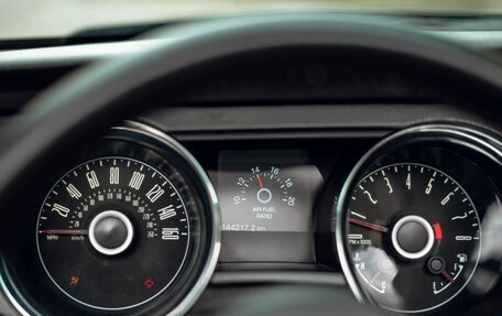Ford Mustang VI рестайлинг, 2012 год, 2 000 000 рублей, 23 фотография