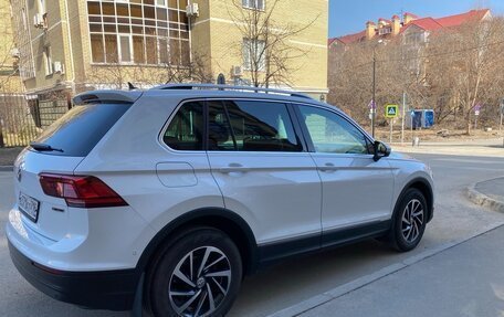 Volkswagen Tiguan II, 2018 год, 2 400 000 рублей, 2 фотография