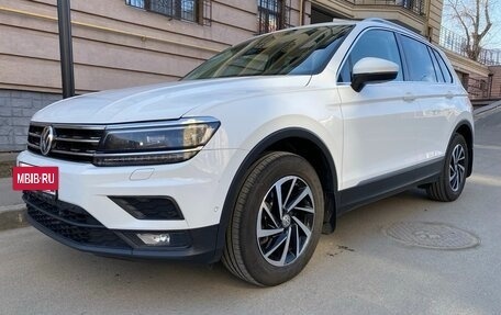 Volkswagen Tiguan II, 2018 год, 2 400 000 рублей, 3 фотография