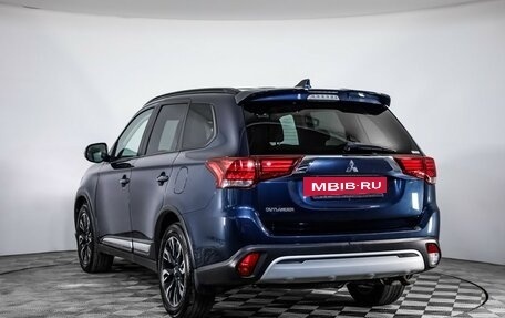 Mitsubishi Outlander III рестайлинг 3, 2021 год, 2 675 000 рублей, 3 фотография