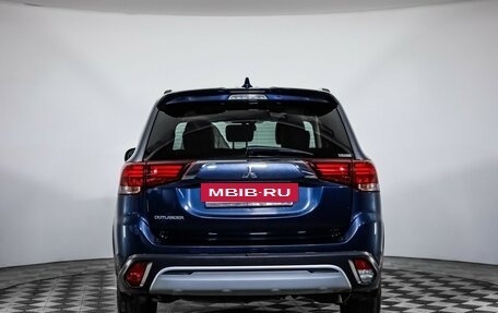 Mitsubishi Outlander III рестайлинг 3, 2021 год, 2 675 000 рублей, 4 фотография