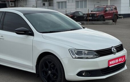 Volkswagen Jetta VI, 2013 год, 900 000 рублей, 3 фотография