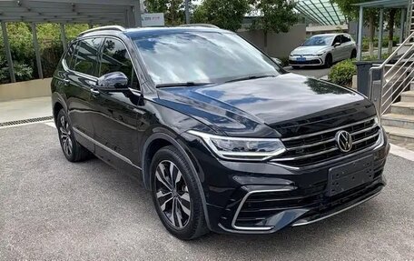 Volkswagen Tiguan II, 2022 год, 2 740 000 рублей, 3 фотография