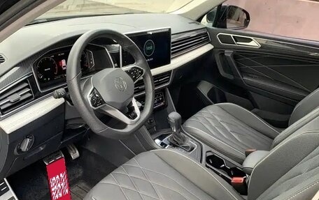 Volkswagen Tiguan II, 2022 год, 2 740 000 рублей, 9 фотография