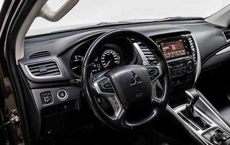 Mitsubishi Pajero Sport III рестайлинг, 2019 год, 3 020 000 рублей, 10 фотография
