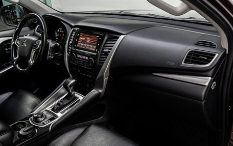 Mitsubishi Pajero Sport III рестайлинг, 2019 год, 3 020 000 рублей, 17 фотография