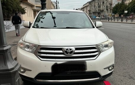 Toyota Highlander III, 2012 год, 1 950 000 рублей, 2 фотография