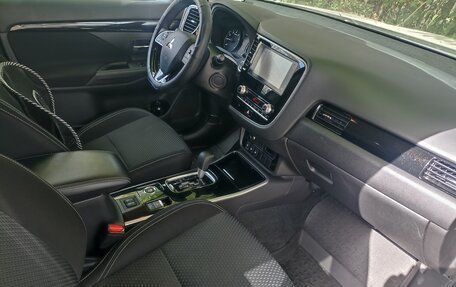 Mitsubishi Outlander III рестайлинг 3, 2020 год, 2 500 000 рублей, 3 фотография