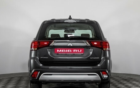 Mitsubishi Outlander III рестайлинг 3, 2019 год, 1 899 000 рублей, 6 фотография