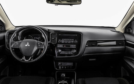 Mitsubishi Outlander III рестайлинг 3, 2019 год, 1 899 000 рублей, 10 фотография