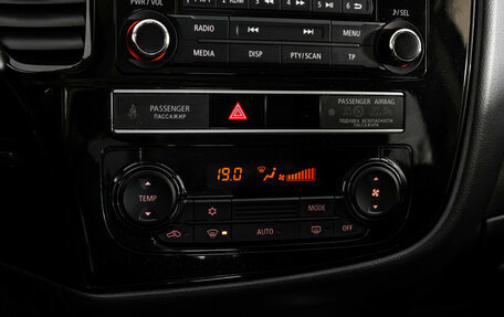 Mitsubishi Outlander III рестайлинг 3, 2019 год, 1 899 000 рублей, 14 фотография