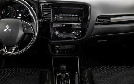 Mitsubishi Outlander III рестайлинг 3, 2019 год, 1 899 000 рублей, 13 фотография