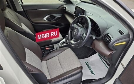 Toyota Yaris Cross, 2022 год, 1 360 000 рублей, 13 фотография