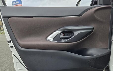 Toyota Yaris Cross, 2022 год, 1 360 000 рублей, 29 фотография