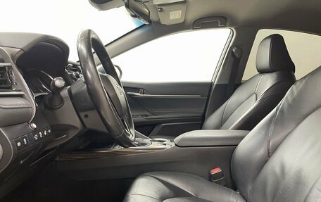 Toyota Camry, 2019 год, 2 640 000 рублей, 10 фотография