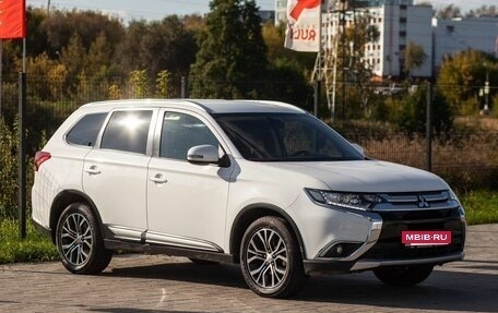 Mitsubishi Outlander III рестайлинг 3, 2015 год, 1 800 000 рублей, 3 фотография